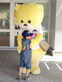 2026年5月10日 小岩中部地域まつり くまたんに抱きつく子どもの写真