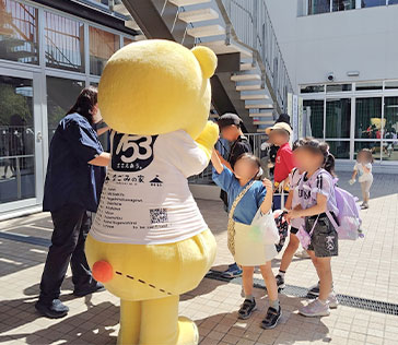 2026年5月10日 小岩中部地域まつりで子どもたちとふれあうくまたんの後ろ姿